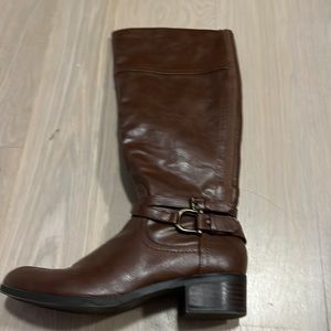 I am selling brown boots